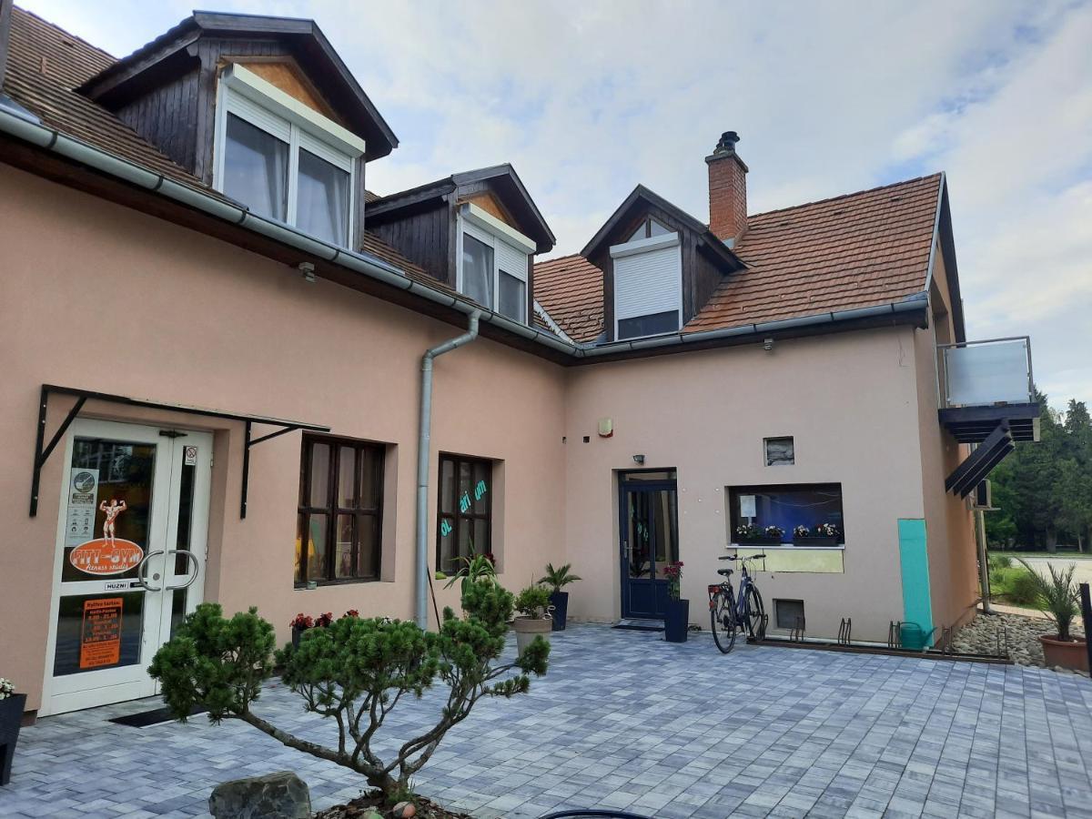 Fitt Apartman Ленти Екстериор снимка